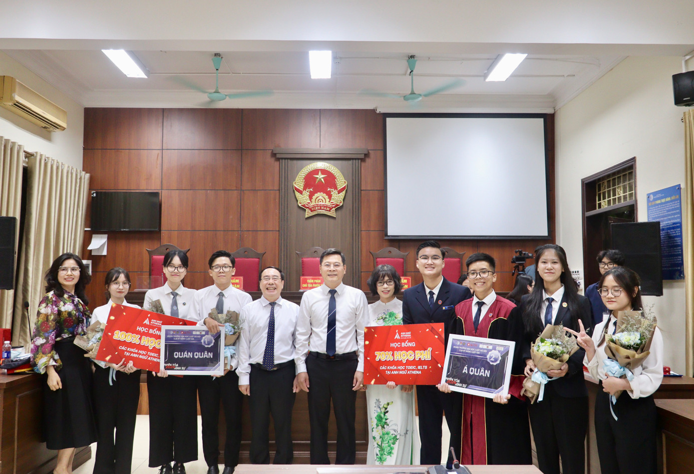 Việt Hoàng cùng đồng đội đạt giải Á Quân Cuộc thi Phiên tòa Hình sự 2024.