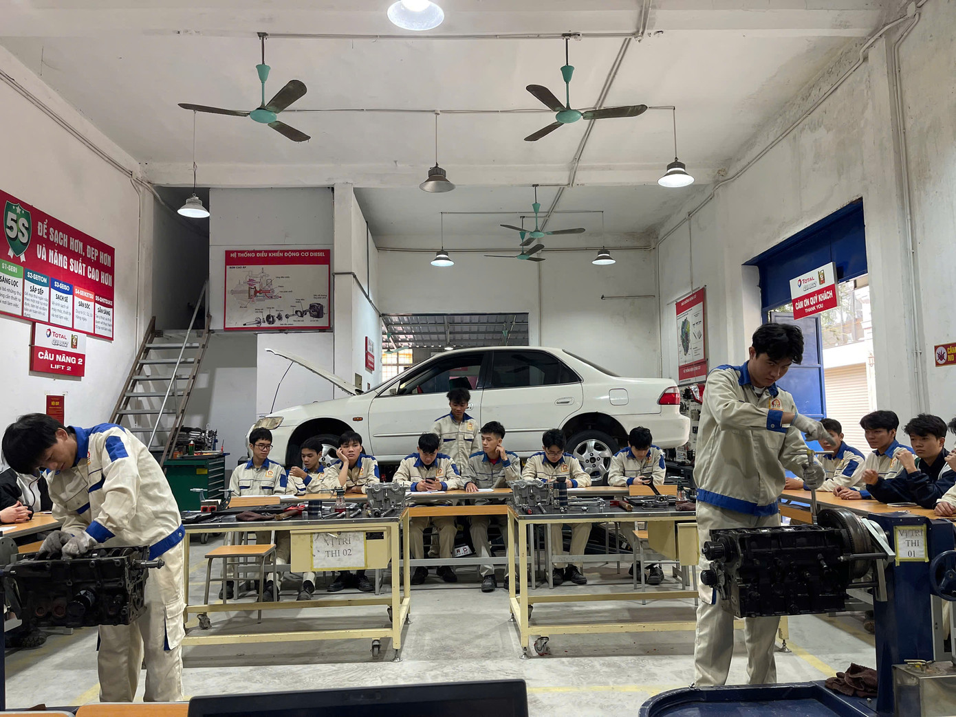 Cơ sở vật chất được đầu tư đồng bộ, tạo môi trường học tập, nghiên cứu và thực hành đạt chuẩn cho sinh viên ngành Kỹ thuật ô tô. Cơ sở vật chất được đầu tư đồng bộ, tạo môi trường học tập, nghiên cứu và thực hành đạt chuẩn cho sinh viên ngành Kỹ thuật ô tô.