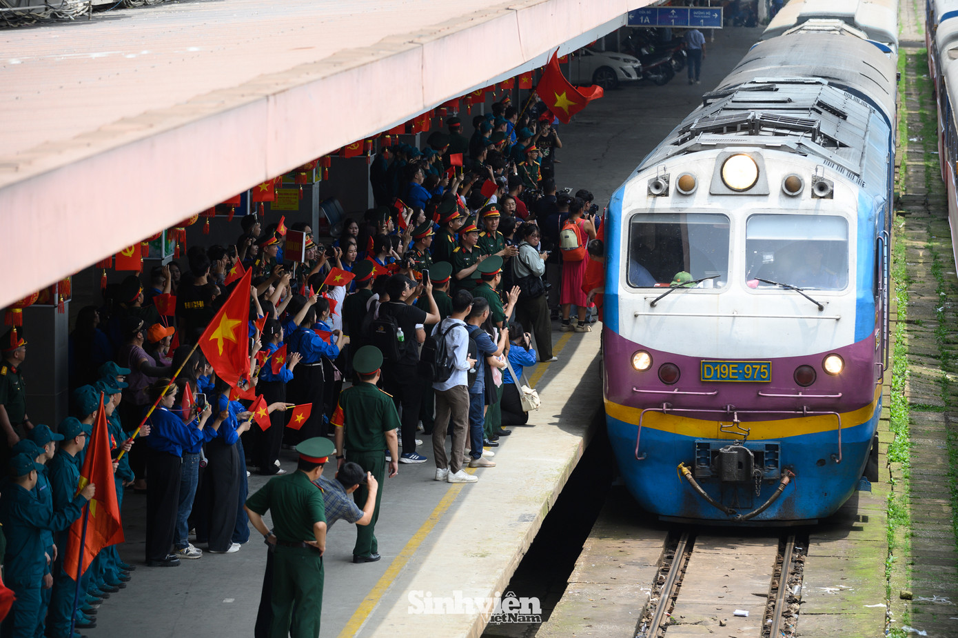 Những chuyến tàu chở cán bộ, chiến sĩ, lực lượng tham gia diễu binh, diễu hành trong Lễ kỷ niệm 80 năm Cách mạng tháng Tám và Quốc khánh 2/9 đã đến ga Hà Nội. Gần 1.700 cán bộ, chiến sĩ đã ra Bắc hội quân, bao gồm các khối diễu binh: nam chiến sĩ đặc nhiệm dù, tác chiến điện tử, nữ biệt động, nam dân quân tự vệ và nữ du kích miền Nam.