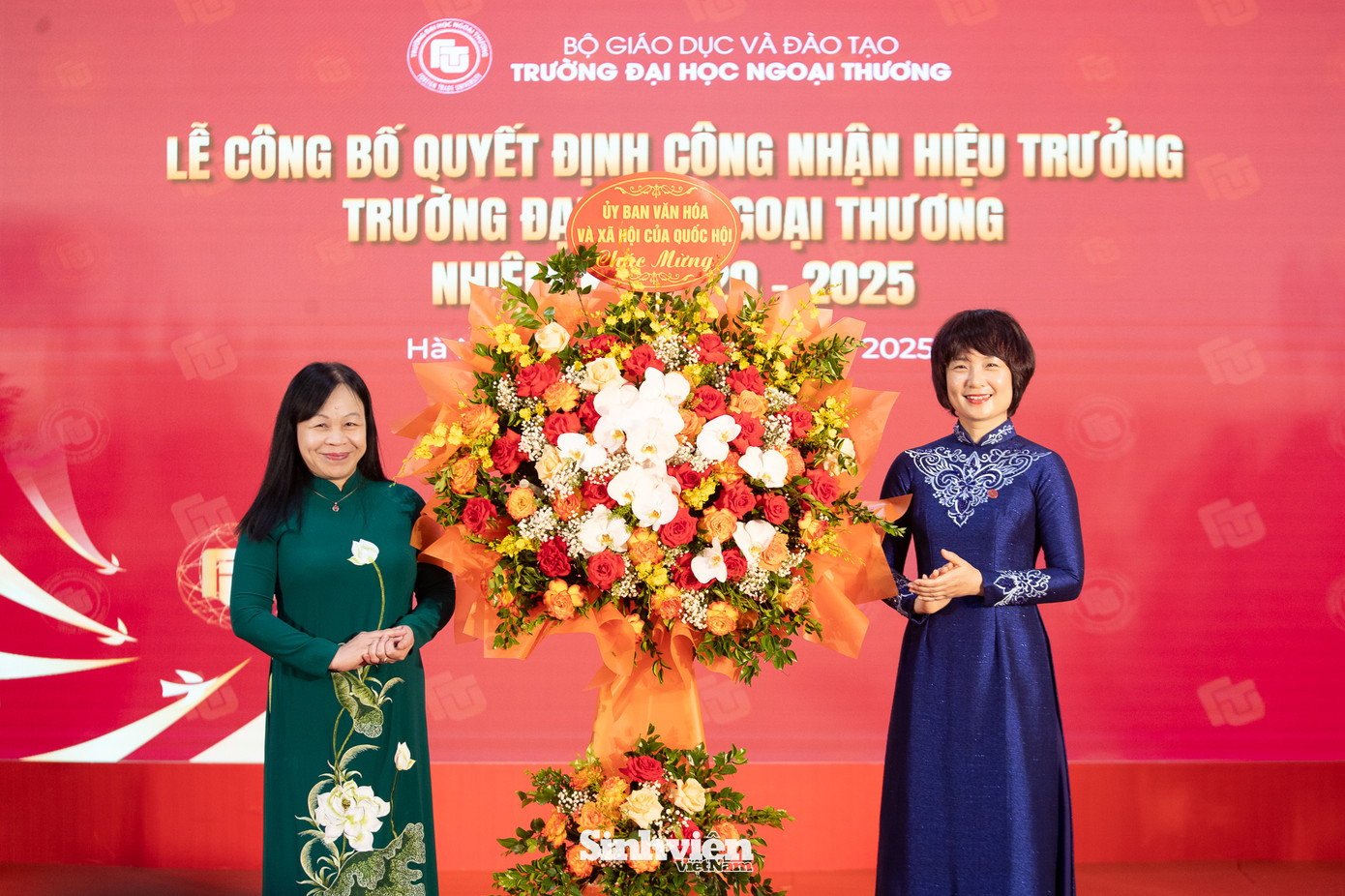 Các lãnh đạo cấp trên và tập thể lãnh đạo Nhà trường tặng hoa chúc mừng tân hiệu trưởng. Các lãnh đạo cấp trên và tập thể lãnh đạo Nhà trường tặng hoa chúc mừng tân hiệu trưởng.