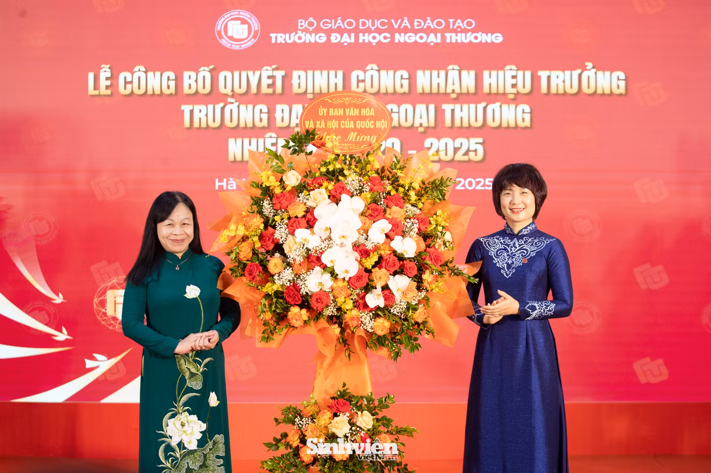 Các lãnh đạo cấp trên và tập thể lãnh đạo Nhà trường tặng hoa chúc mừng tân hiệu trưởng. Các lãnh đạo cấp trên và tập thể lãnh đạo Nhà trường tặng hoa chúc mừng tân hiệu trưởng.