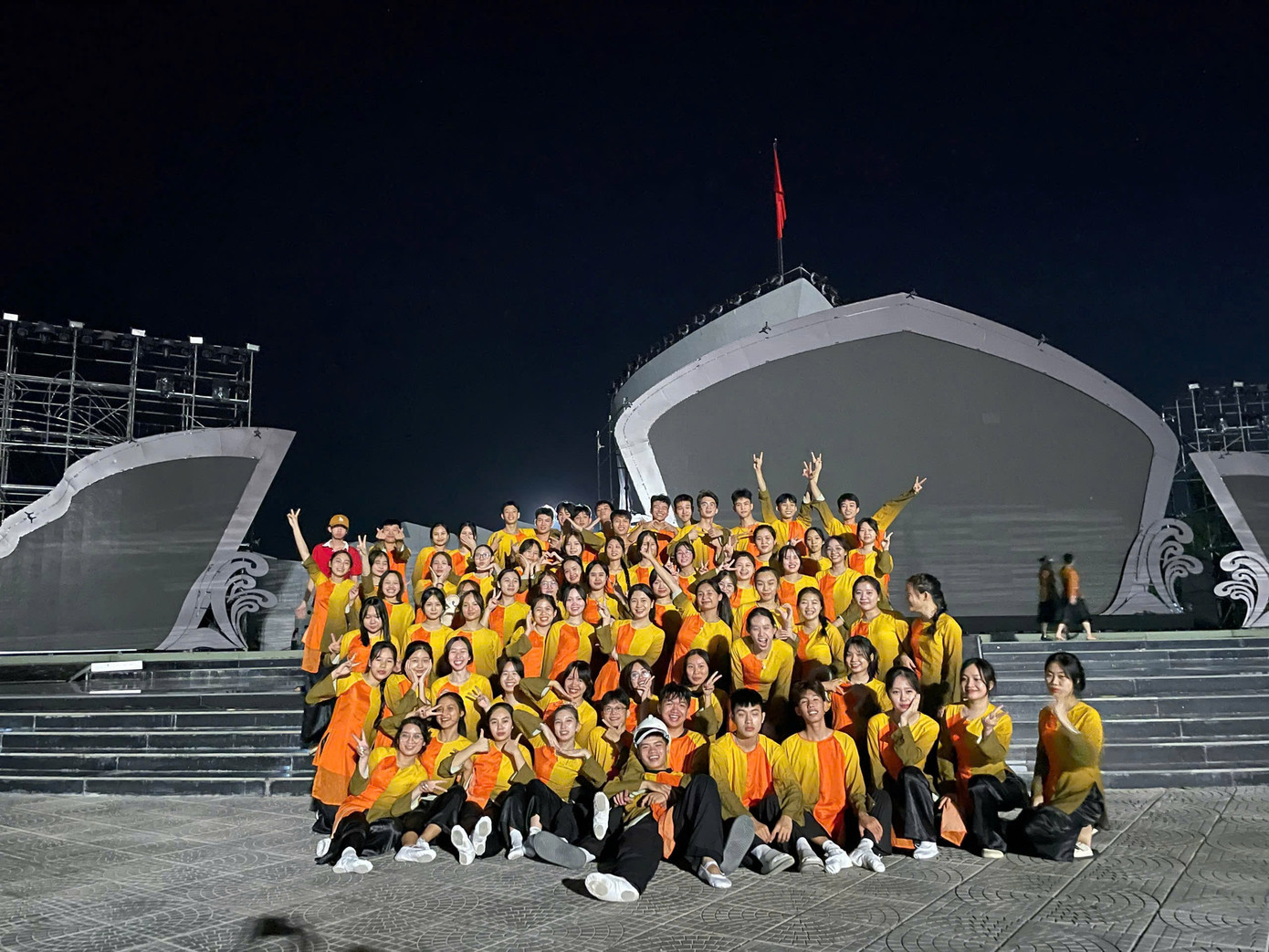 Nhật Duy cùng các bạn sinh viên tham gia tình nguyện tại Lễ kỷ niệm 70 năm đón tiếp đồng bào, cán bộ, chiến sĩ và học sinh miền Nam tập kết ra Bắc.