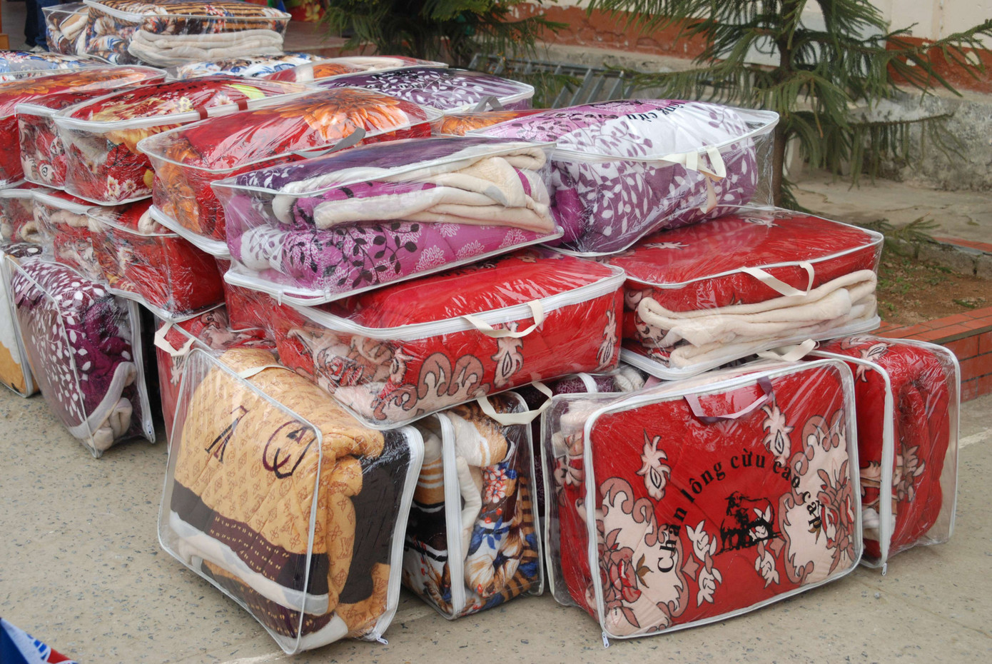 Những món quà ý nghĩa mà Ban Tổ chức trao tặng cho các em nhỏ tại xã Huồi Tụ. (Ảnh BTC)