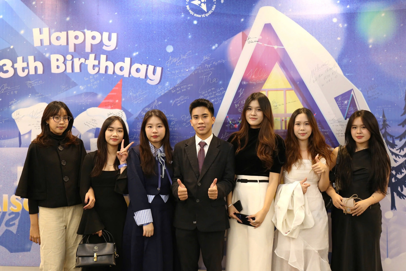 Hồng Quân cùng tập thể Ban Chủ nhiệm CLB tại Sinh nhật CLB.