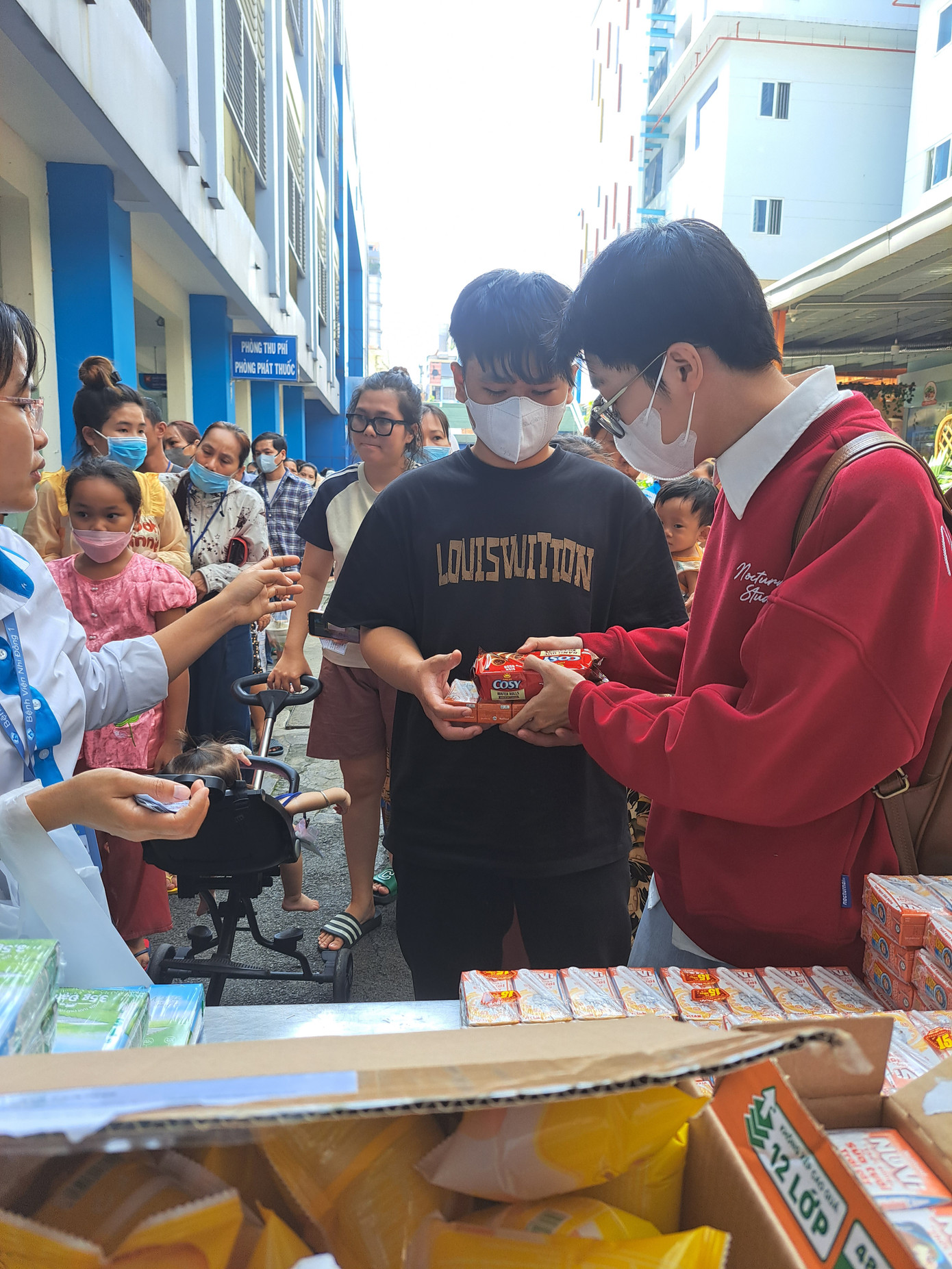 Người hâm mộ ca sĩ Hùng Huỳnh trao tặng những phần quà tại Bệnh viện Nhi đồng 1 (TP. HCM). Người hâm mộ ca sĩ Hùng Huỳnh trao tặng những phần quà tại Bệnh viện Nhi đồng 1 (TP. HCM).