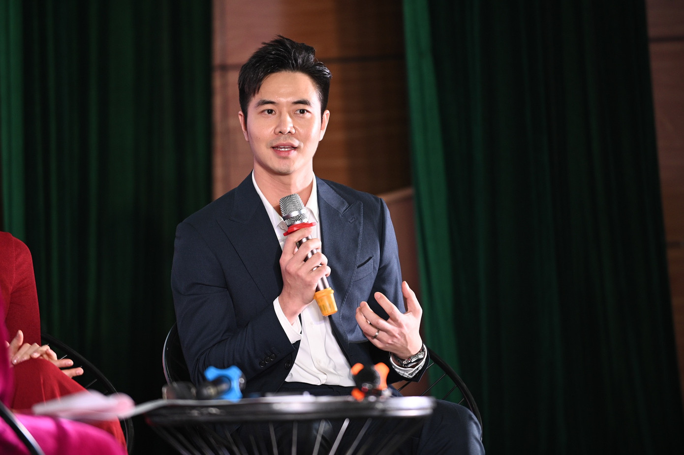 Diễn viên Đức Hiếu chia sẻ tại chương trình: "Giá trị nhân văn của cuộc thi Hoa hậu Việt Nam là điều Hiếu tâm đắc nhất, mình theo dõi cuộc thi rất nhiều năm và nhận thấy rằng, hành trình của các Hoa hậu sau cuộc thi luôn song hành với các dự án thiện nguyện, vì cộng đồng, tạo nên những giá trị tốt đẹp cho xã hội."