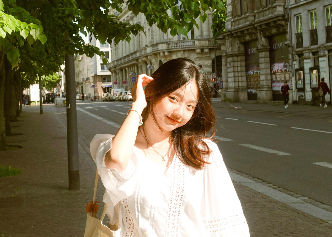 Yến Nhi hiện đang du học tại Pháp.