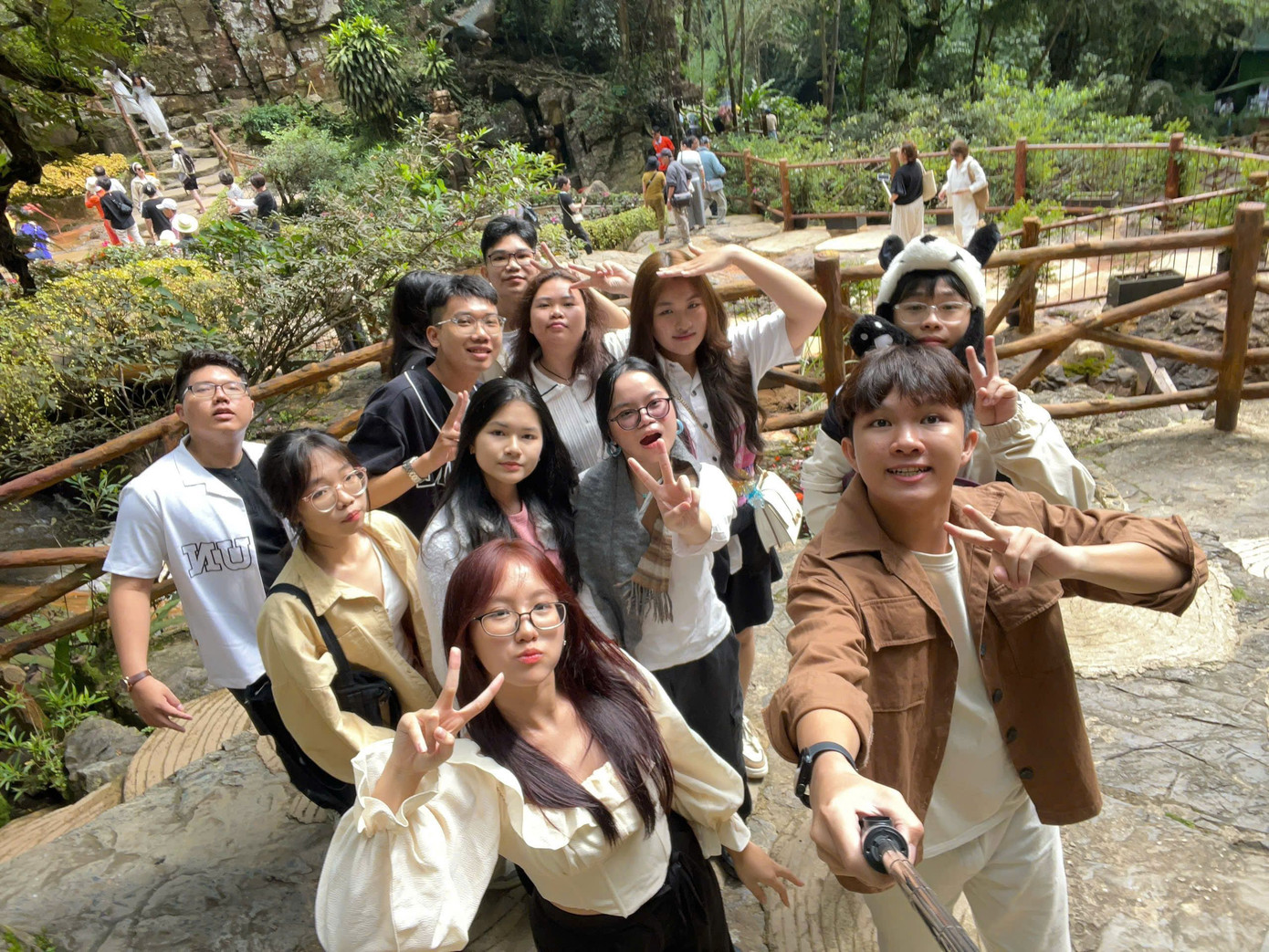 Hoài Thương trong chuyến đi chơi cùng bạn bè.