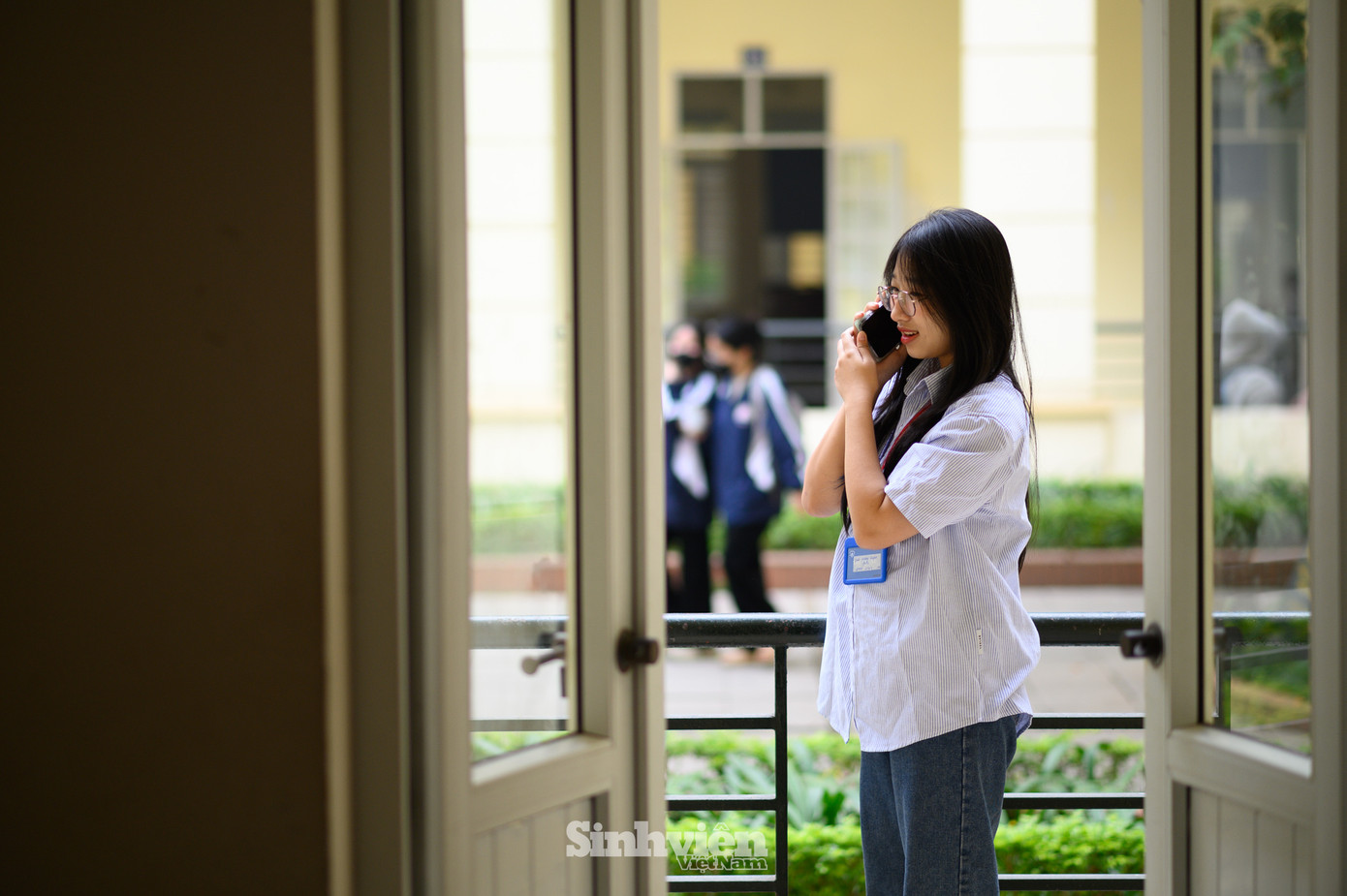 Cách nhà hơn 1.500km, mỗi lần gọi điện về, Quỳnh Anh đều không quên dành thời gian trò chuyện cùng gia đình. Nghe những giọng nói thân thương hỏi han, dặn dò qua màn hình, cô cảm thấy như Tết vẫn còn đâu đây, và gia đình luôn ở bên cạnh, chở che cho cô.