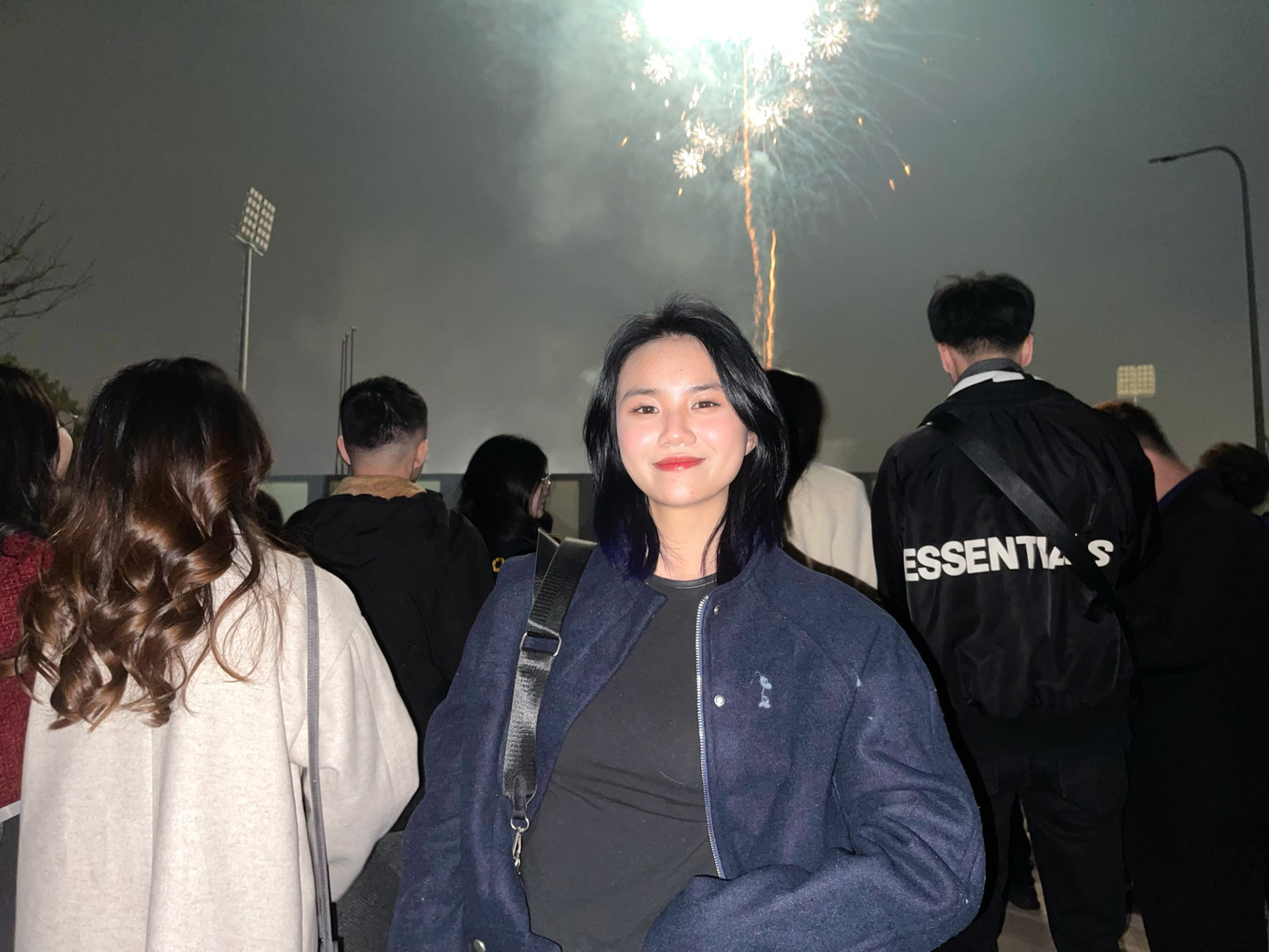 “Khi xem pháo hoa, cảm giác như mọi lo âu của năm cũ tan biến. Mình thấy đầy năng lượng và sẵn sàng cho năm mới,” bạn Mỹ Diệu (21 tuổi, TP. Hà Nội) chia sẻ.