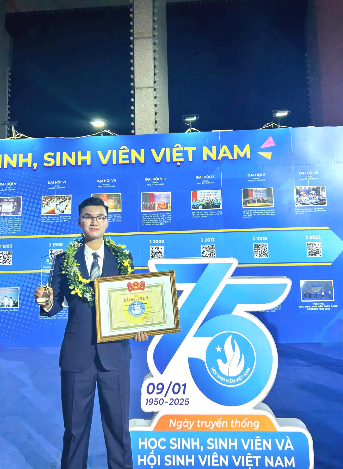 Việt Hoàng nhận Giải thưởng Sao Tháng Giêng tiêu biểu năm 2024 tại Lễ kỷ niệm 75 năm Ngày truyền thống học sinh, sinh viên và Hội Sinh viên Việt Nam.