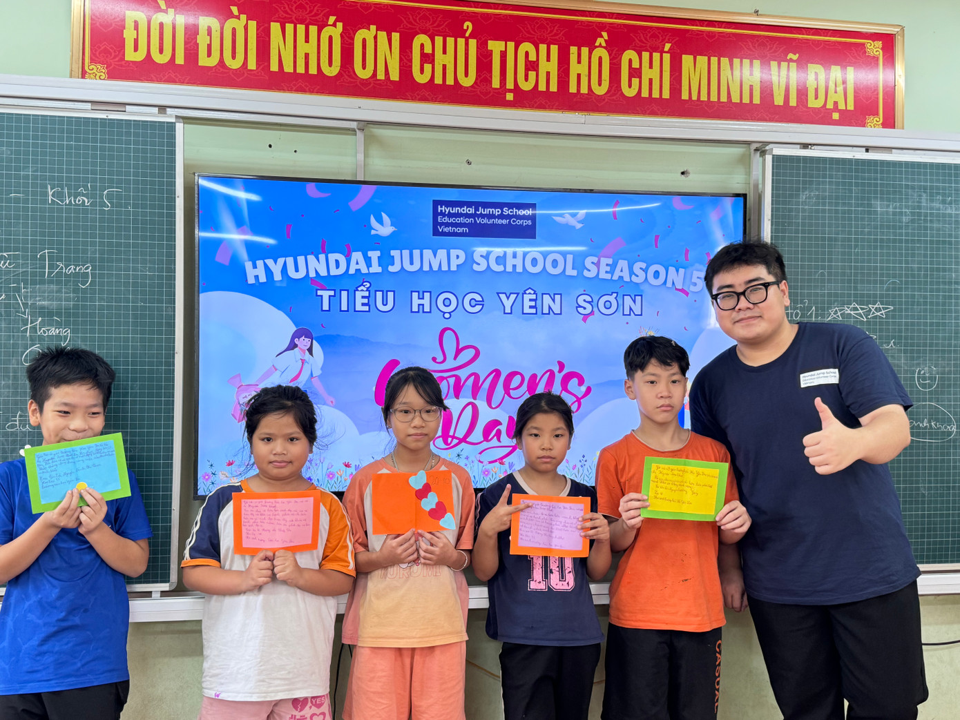 Anh Khoa và các em học sinh tại điểm dự án Tiểu học Yên Sơn của chương trình Huyndai Jump School.