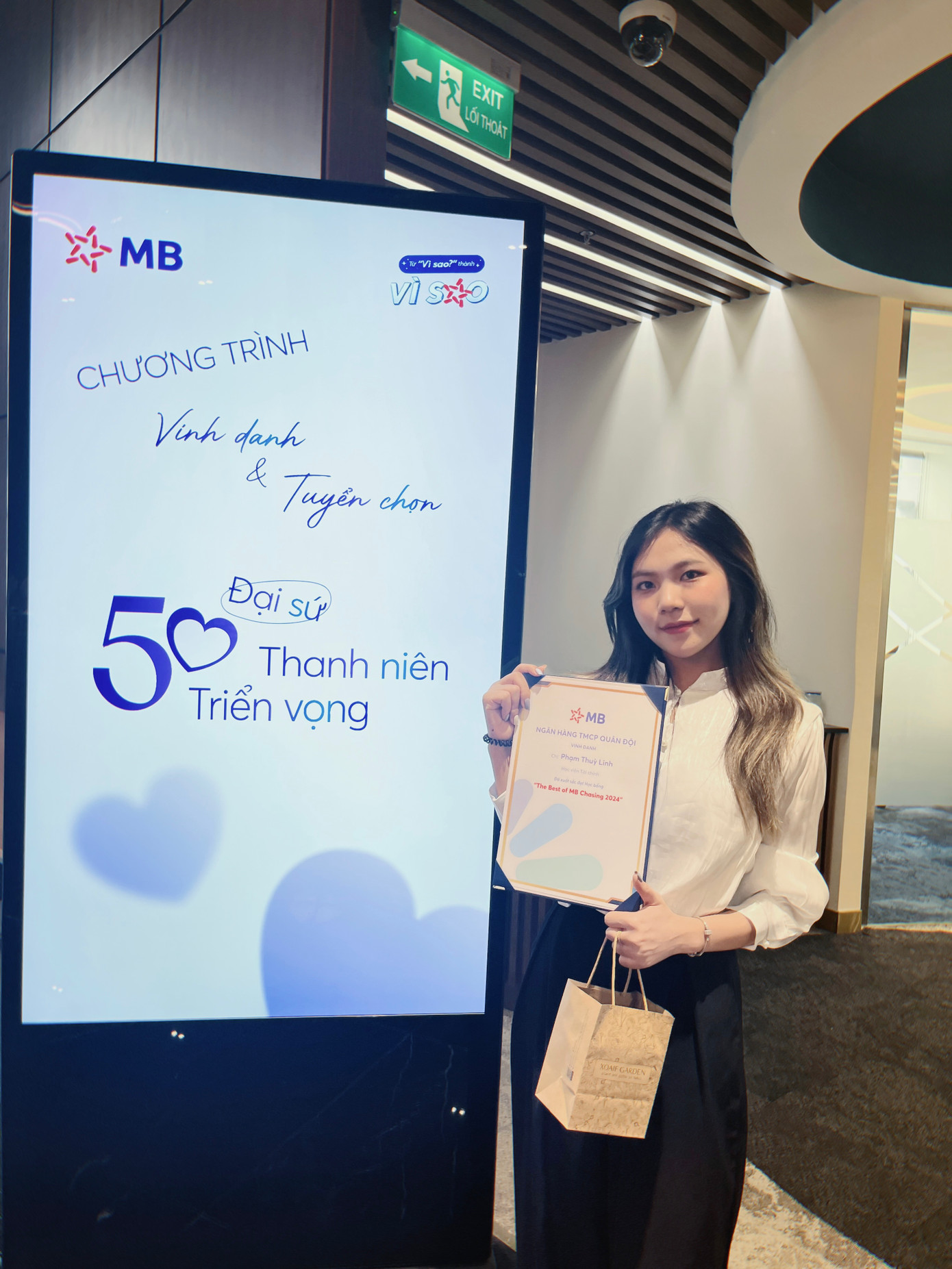 Thùy Linh nhận học bổng MBBank. Thùy Linh nhận học bổng MBBank.