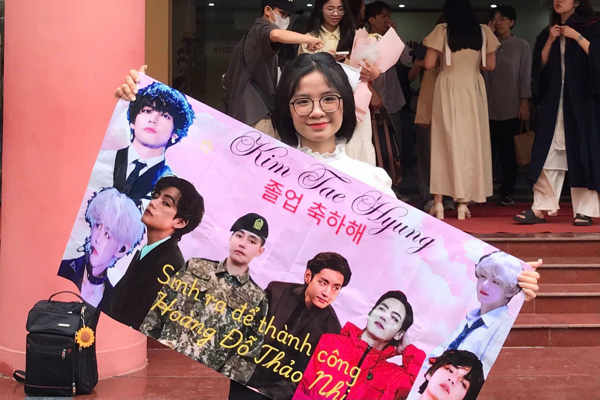 Thảo Nhi mang theo ảnh của thành viên nhóm nhạc thần tượng BTS đến lễ tốt nghiệp hồi tháng 4/2025.