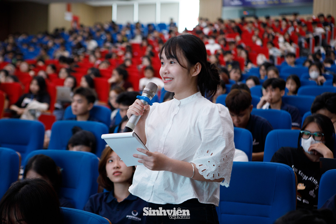 Trong buổi Toạ đàm, sinh viên Đại học Phenikaa đã đặt ra nhiều câu hỏi sắc sảo, mang tính thử thách cho các diễn giả. Nhà báo Nguyễn Tuấn Anh chia sẻ rằng, qua cách đặt câu hỏi, anh đánh giá cao sự chủ động cập nhật thông tin thời sự của sinh viên Phenikaa.