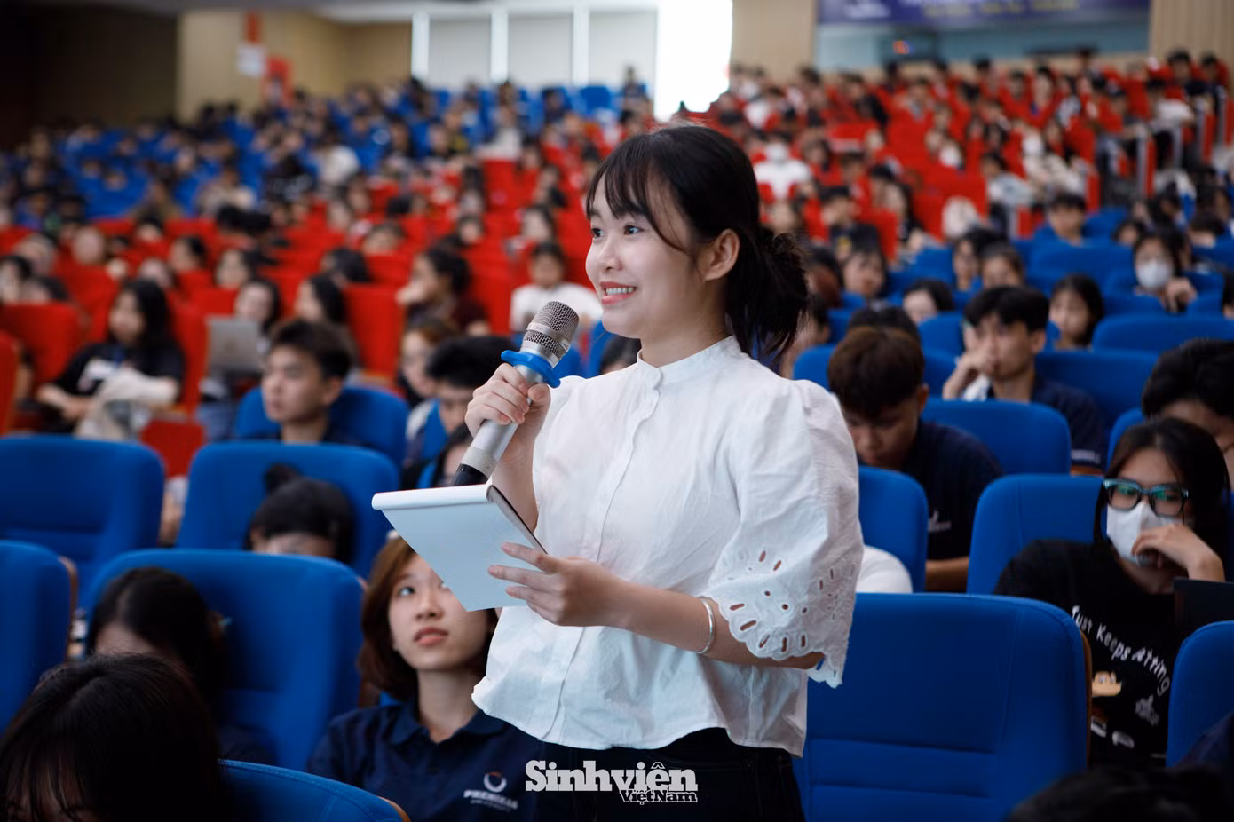 Trong buổi Toạ đàm, sinh viên Đại học Phenikaa đã đặt ra nhiều câu hỏi sắc sảo, mang tính thử thách cho các diễn giả. Nhà báo Nguyễn Tuấn Anh chia sẻ rằng, qua cách đặt câu hỏi, anh đánh giá cao sự chủ động cập nhật thông tin thời sự của sinh viên Phenikaa.
