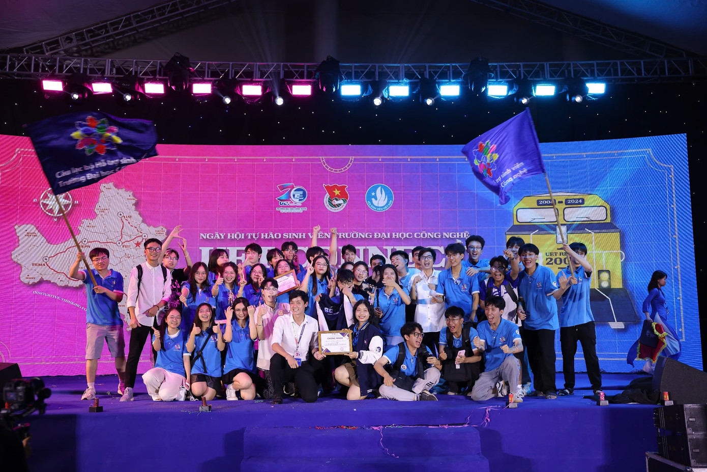 Quang Duy và các bạn trong CLB Hỗ trợ sinh viên tham gia chương trình "Tự hào sinh viên Trường Đại học Công nghệ". Quang Duy và các bạn trong CLB Hỗ trợ sinh viên tham gia chương trình "Tự hào sinh viên Trường Đại học Công nghệ".