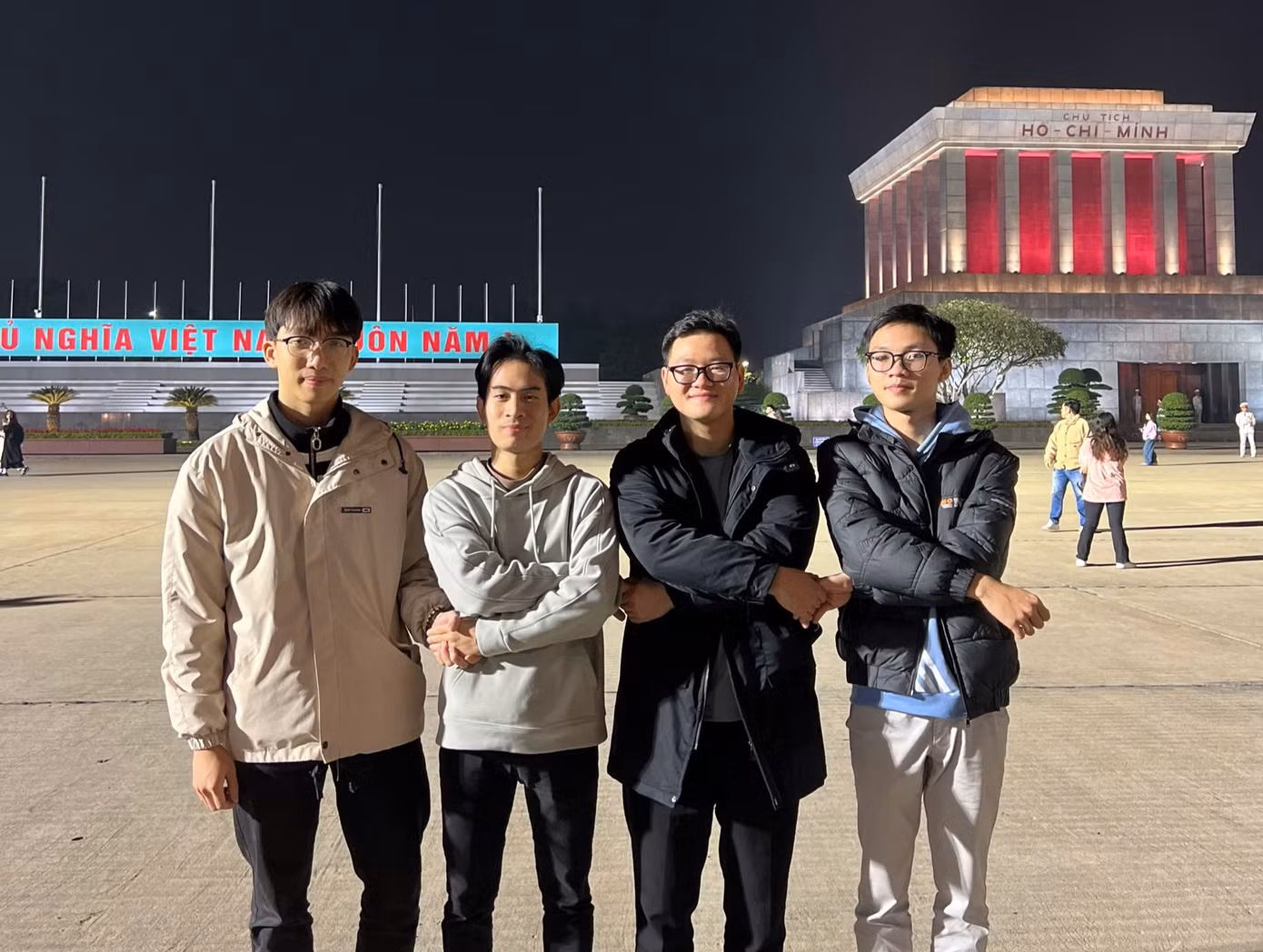Quang Duy (ngoài cùng bên phải) và các thành viên của phòng thí nghiệm.