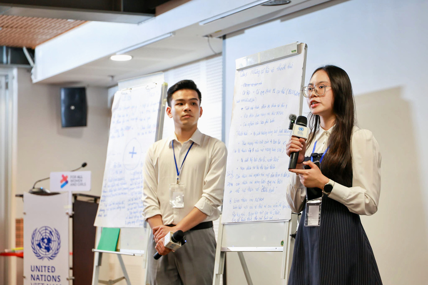 Quỳnh tại lễ tổng kết dự án Gentalk - Sáng kiến thanh niên vì Bình đẳng giới. Quỳnh tại lễ tổng kết dự án Gentalk - Sáng kiến thanh niên vì Bình đẳng giới.