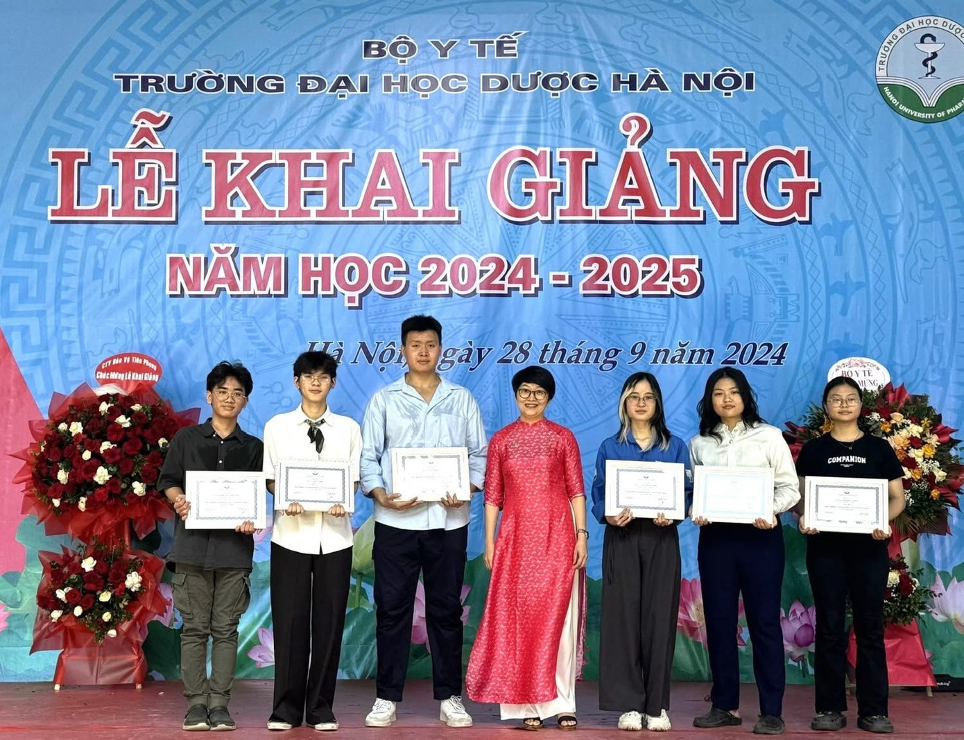 Kỳ Anh được vinh danh trong ngày khai giảng tại Trường Đại học Dược Hà Nội.