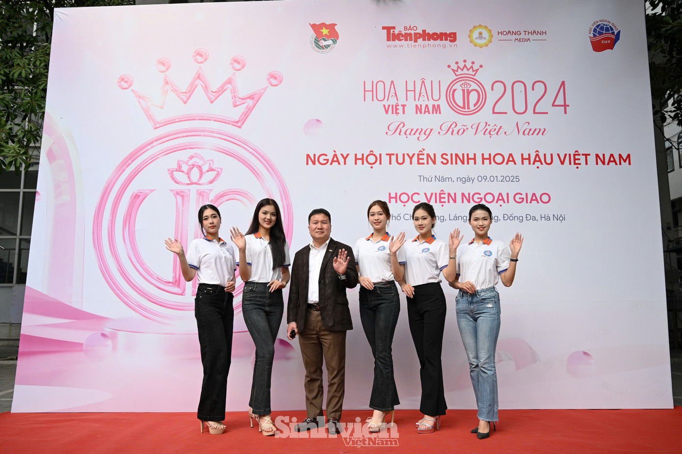 Thạc sĩ Phạm Quang Hải, Phó Trưởng phòng CTSV Trường Đại học Thương mại cùng các thầy cô dặn dò dàn nữ sinh TMU tham dự Ngày hội Tuyển sinh Hoa hậu Việt Nam 2024. Thạc sĩ Phạm Quang Hải, Phó Trưởng phòng CTSV Trường Đại học Thương mại cùng các thầy cô dặn dò dàn nữ sinh TMU tham dự Ngày hội Tuyển sinh Hoa hậu Việt Nam 2024.