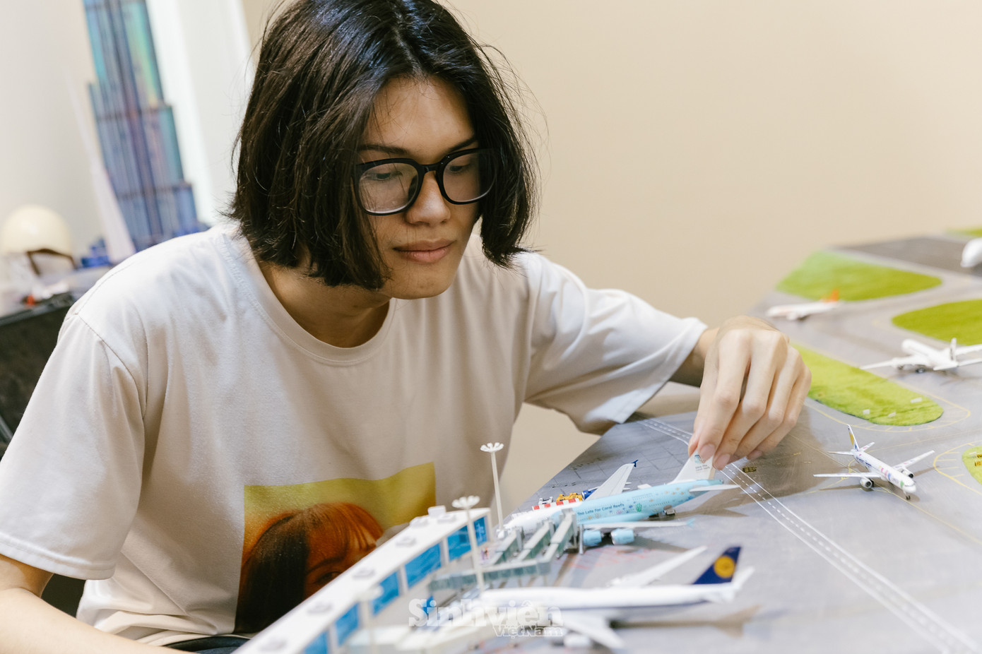 Để hoàn thành "công trình" này, Dương đã mất 21 ngày với các công đoạn: lên ý tưởng, thiết kế bản vẽ và thi công. "Mình sử dụng xốp formex, một loại vật liệu bền, dễ thi công và sơn phủ," Dương cho biết. "Chi tiết mình tâm đắc nhất là nhà ga hành khách. Mình đã dành rất nhiều thời gian và tâm huyết để thiết kế nó."