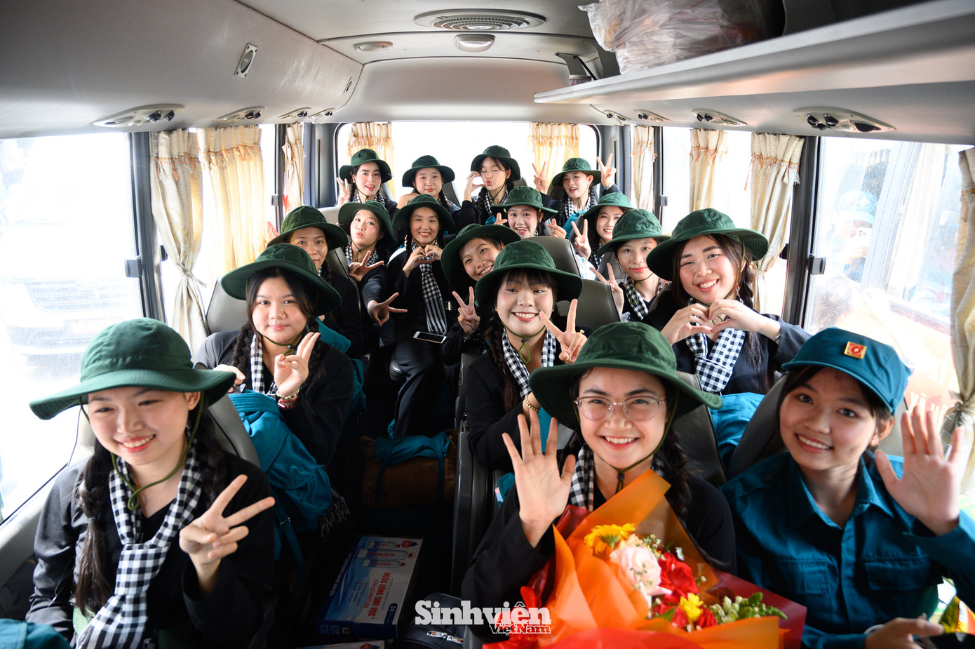 Trên gương mặt của các "chiến sĩ A80" luôn là nụ cười rạng rỡ. Hành trang đặc biệt mà họ mang theo chính là niềm tự hào và ý chí quyết tâm hoàn thành xuất sắc nhiệm vụ. (Ảnh: Lê Trung)