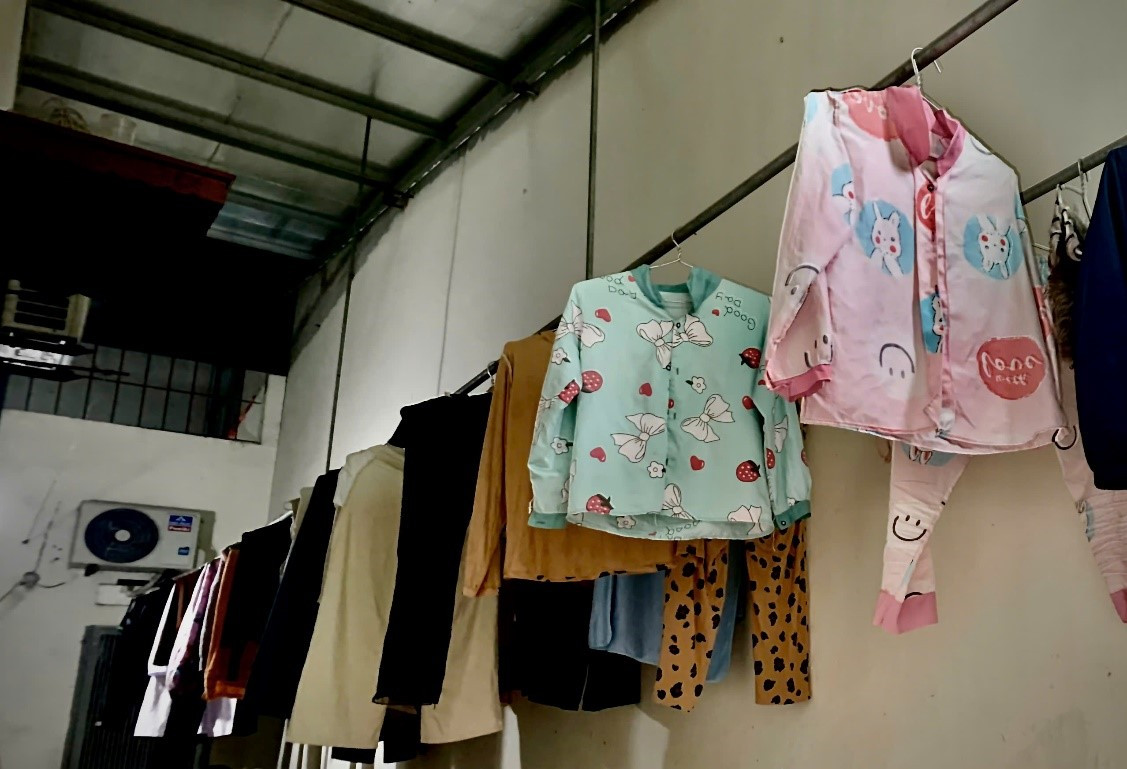 Tình trạng ẩm mốc, quần áo ứ đọng tại một vài khu trọ.