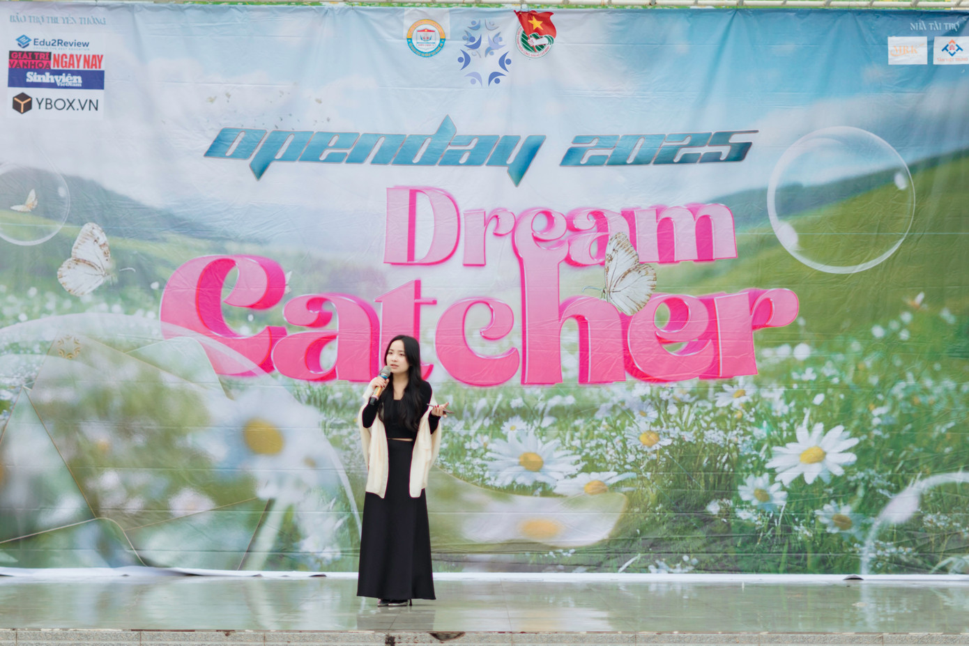 Diễn giả giúp học sinh có cơ hội lắng nghe những chia sẻ chân thành, mở rộng góc nhìn về các ngành nghề. (Ảnh: BTC) Diễn giả giúp học sinh có cơ hội lắng nghe những chia sẻ chân thành, mở rộng góc nhìn về các ngành nghề. (Ảnh: BTC)