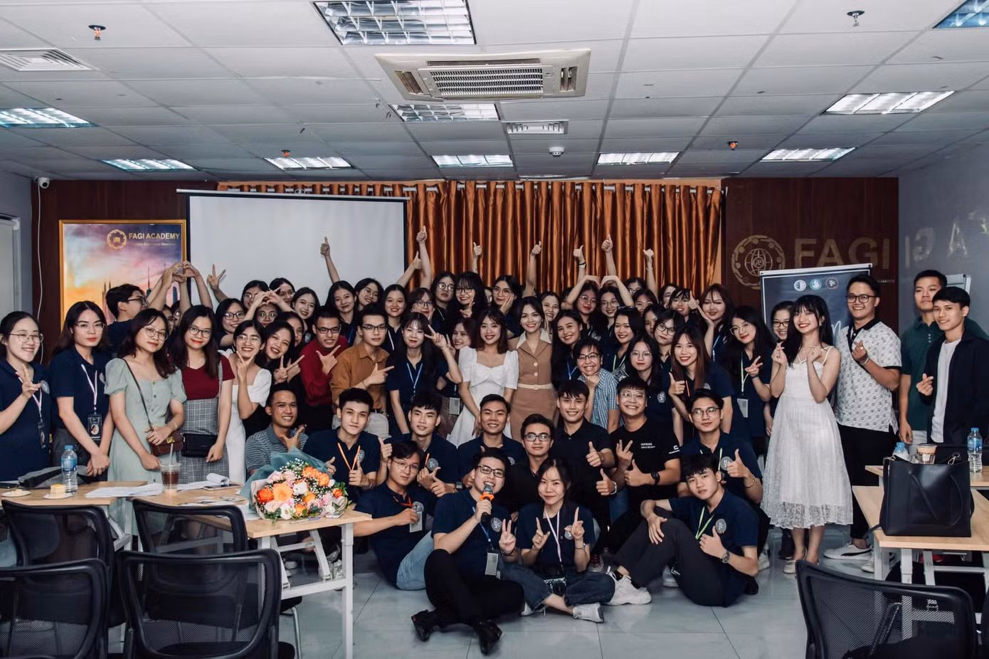 Hồng Hạnh cùng các thành viên trong Câu lạc bộ Người dẫn chương trình Đại học Luật Hà Nội. Hồng Hạnh cùng các thành viên trong Câu lạc bộ Người dẫn chương trình Đại học Luật Hà Nội.