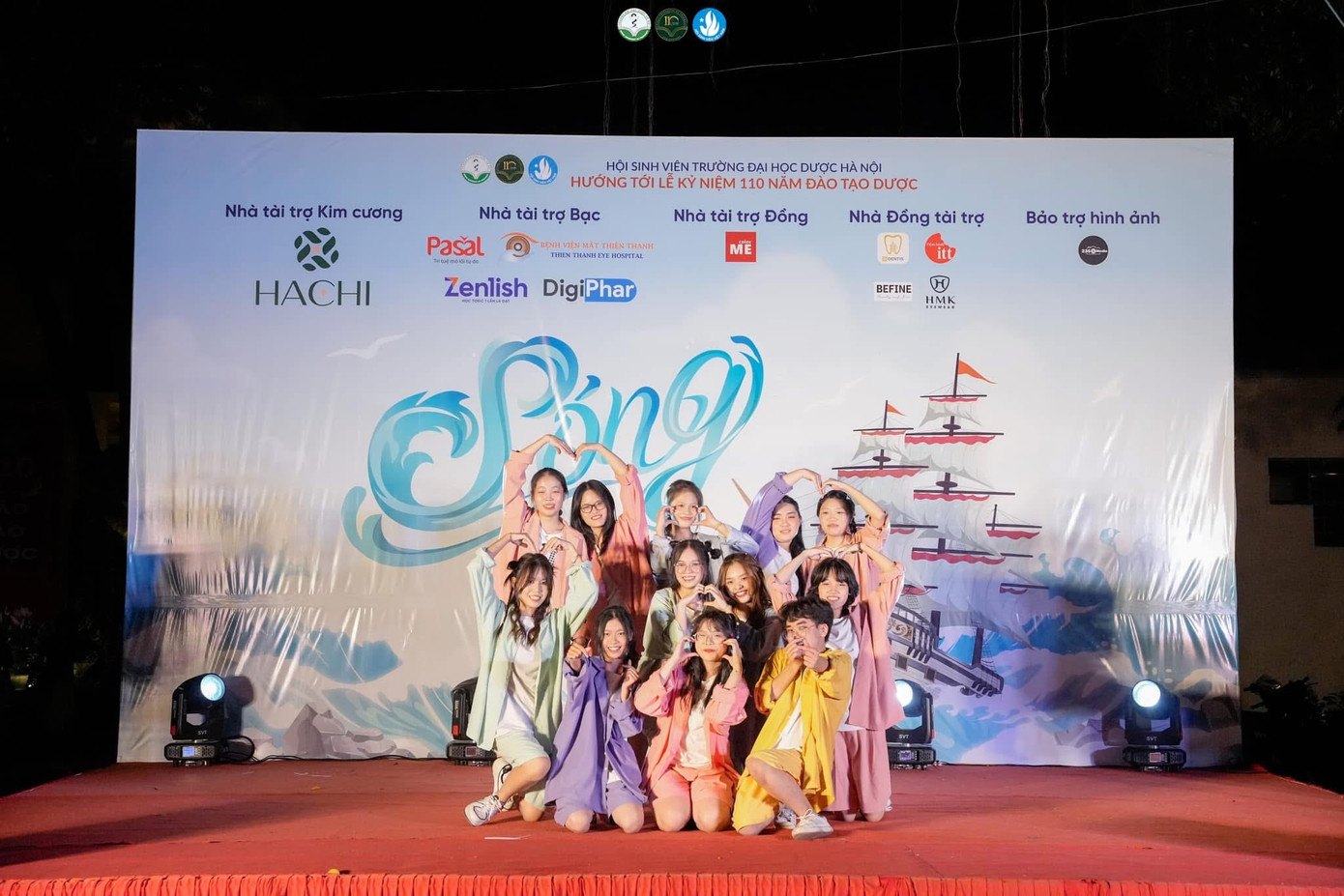 Kỳ Anh tham gia trình diễn văn nghệ tại ngày nhập học.