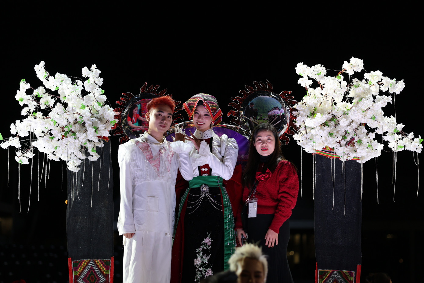 “Múa điệu xòe hoa” – thiết kế từng trình diễn tại Miss Cosmo. “Múa điệu xòe hoa” – thiết kế từng trình diễn tại Miss Cosmo.