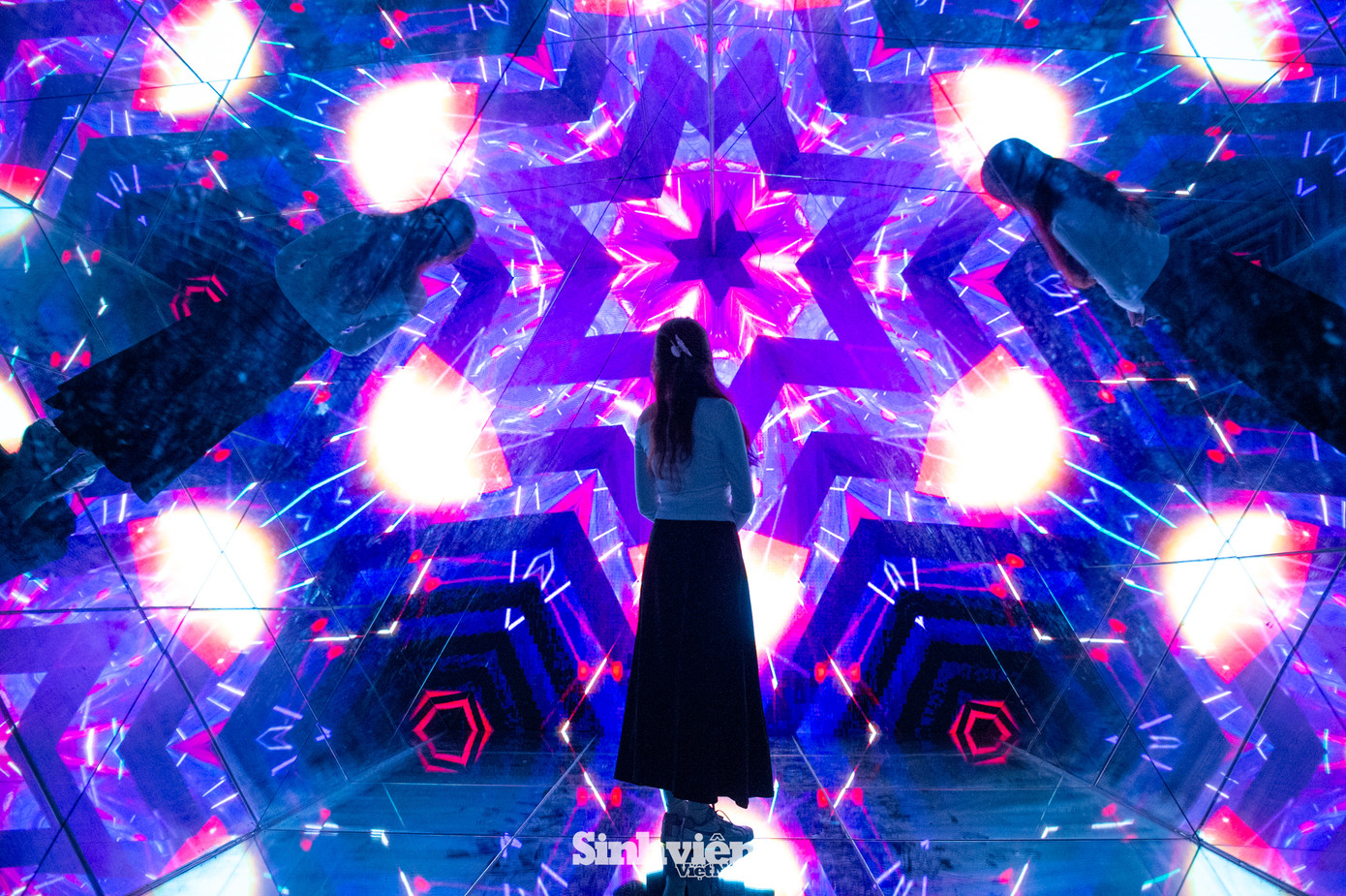 Với 8 concept riêng biệt, Triển lãm Starry Sky Museum là một vũ trụ ánh sáng thu nhỏ, được tạo nên từ hàng nghìn chiếc đèn LED đa dạng hình dáng theo chủ đề. Các tấm gương được tích hợp khéo léo trong mỗi không gian, nhân đôi hiệu ứng thị giác 3D, mang đến trải nghiệm đa giác quan đầy ấn tượng, nơi ánh sáng trở thành ngôn ngữ nghệ thuật độc đáo.