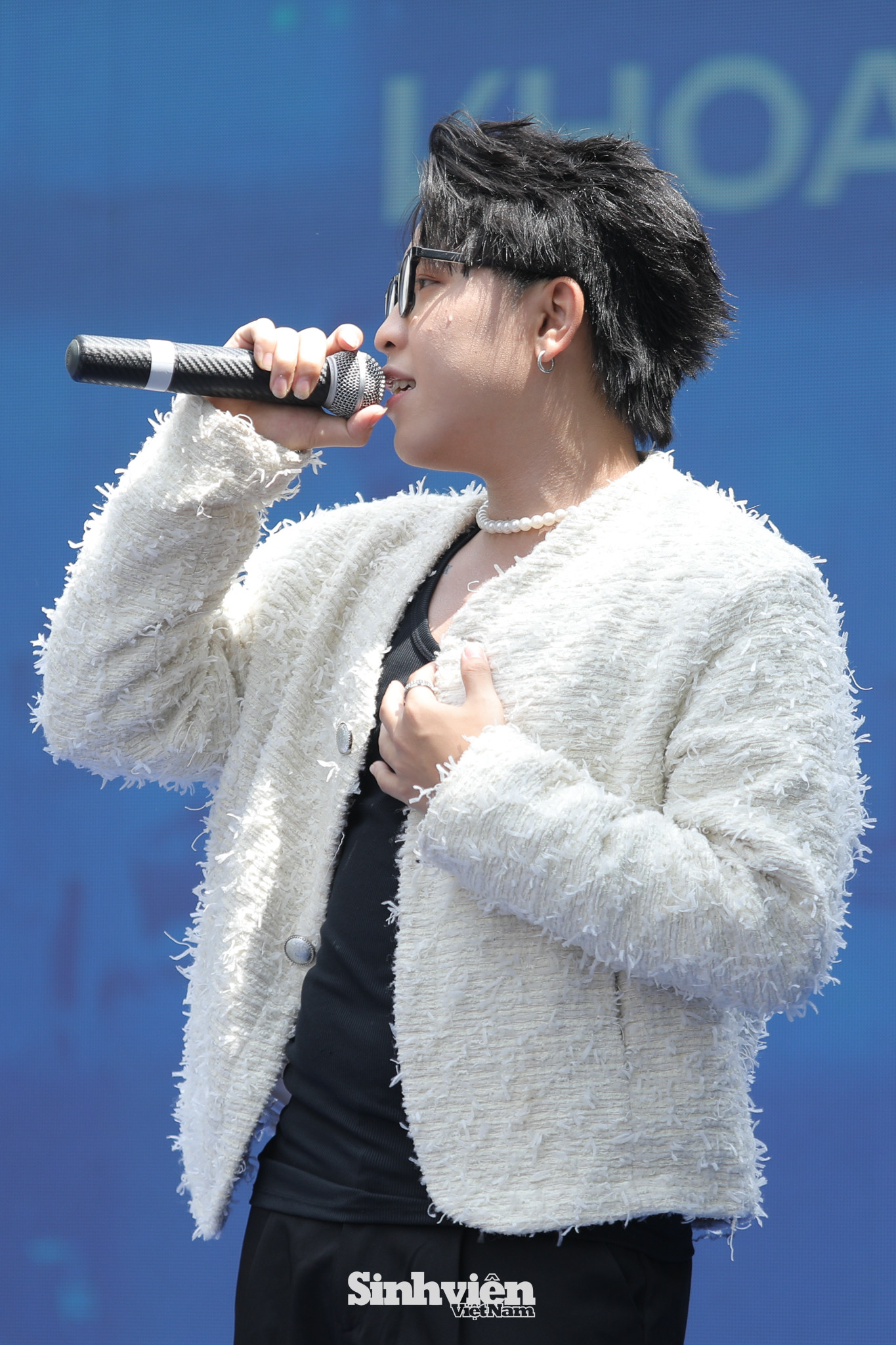 Với chất giọng ngọt ngào, ấm áp và màn thể hiện đầy chuyên nghiệp, ca sĩ Kuun Đức Nam đã nhanh chóng chiếm trọn trái tim hàng nghìn sĩ tử. Ca khúc Tình cờ yêu em do chính anh sáng tác cách đây một năm đã cán mốc 20 triệu view. Nhạc phẩm từng 'viral' khắp các nền tảng mạng xã hội, trở thành bước ngoặt đưa chàng ca sĩ điển trai tiếp cận nhanh hơn tới lượng lớn người nghe.