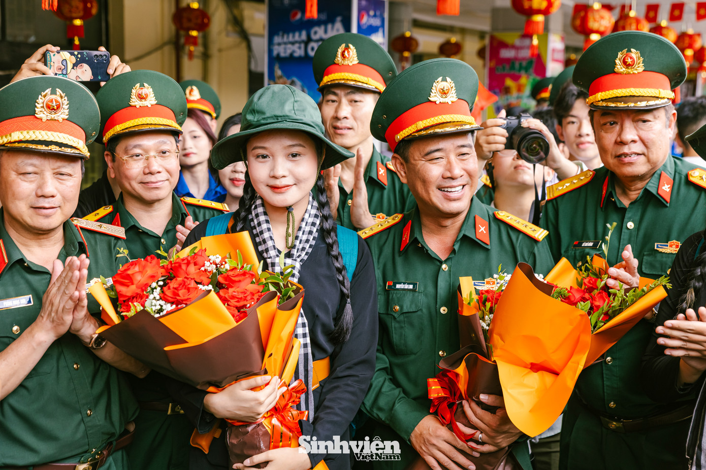 Sau hành trình dài di chuyển, các "chiến sĩ A80" rạng rỡ bước xuống tàu trong sự đón chào nồng nhiệt.