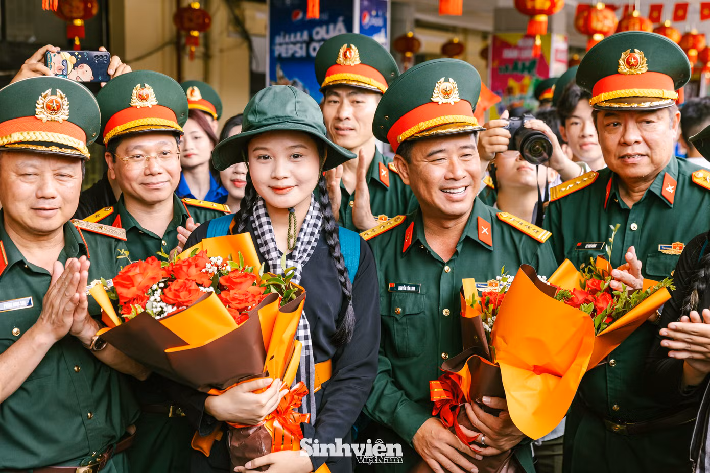 Sau hành trình dài di chuyển, các "chiến sĩ A80" rạng rỡ bước xuống tàu trong sự đón chào nồng nhiệt.