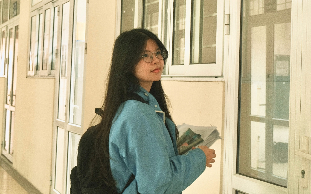 Huyền Thương với áo đồng phục màu thiên thanh đặc trưng của học sinh Chuyên Trần Phú. Huyền Thương với áo đồng phục màu thiên thanh đặc trưng của học sinh Chuyên Trần Phú.