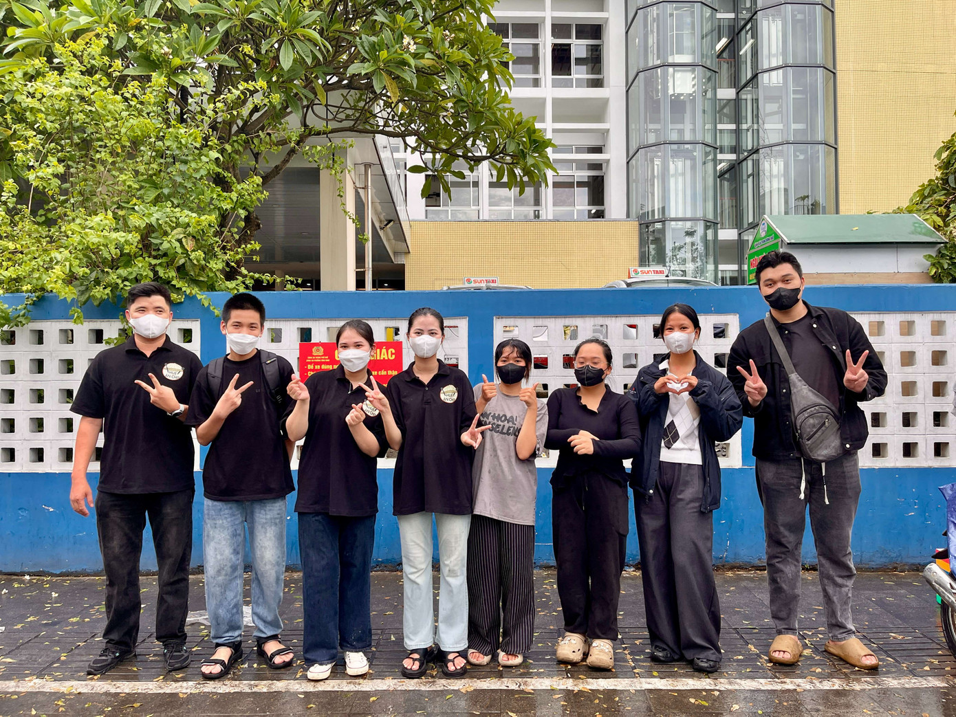 Những bạn trẻ mang niềm hạnh phúc lan tỏa đến người khác.