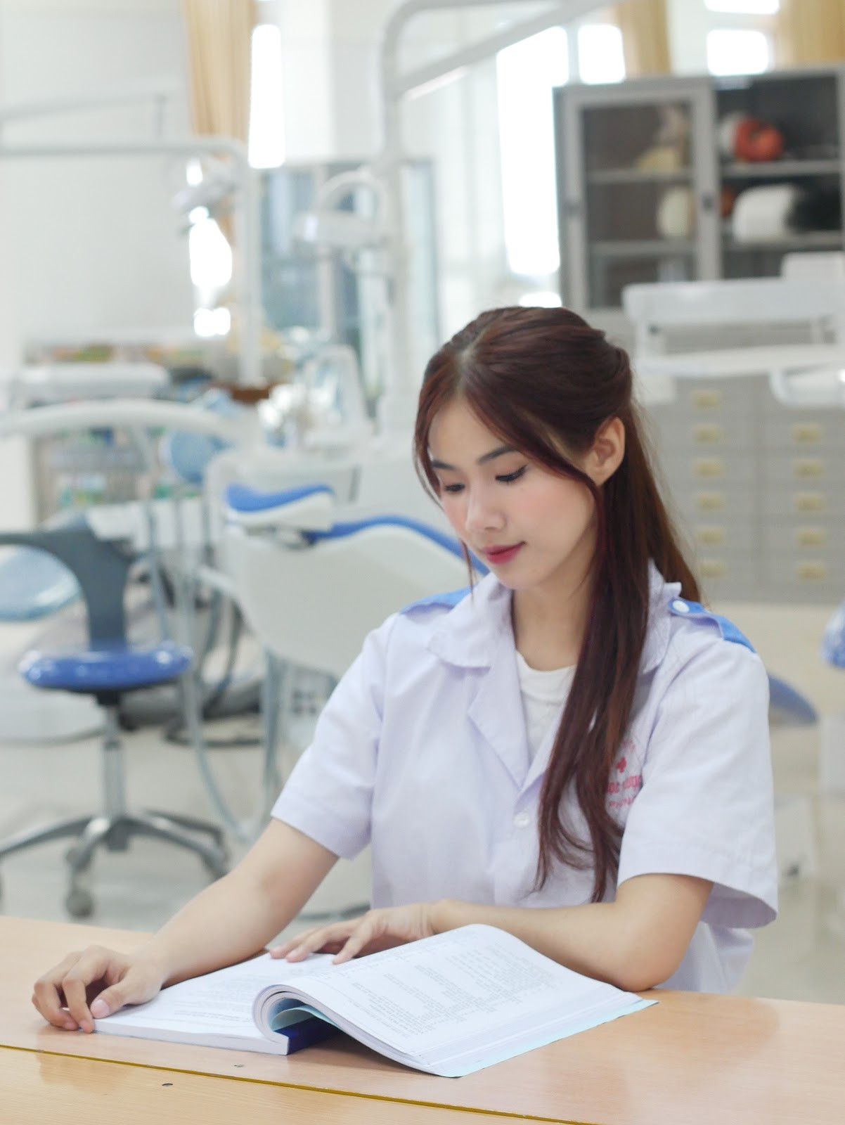 Vũ Phương Anh (sinh năm 2001) là sinh viên năm cuối ngành Răng Hàm Mặt tại Trường Đại học Y Dược Hải Phòng. Vũ Phương Anh (sinh năm 2001) là sinh viên năm cuối ngành Răng Hàm Mặt tại Trường Đại học Y Dược Hải Phòng.