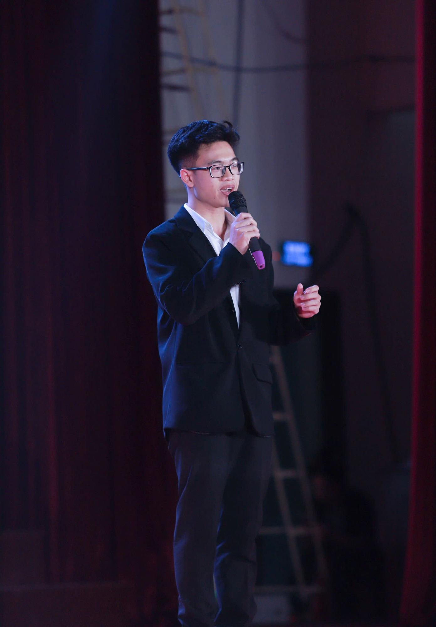 Hoàng Minh Tuấn xuất hiện trong không khí tháng Tư lịch sử, mang theo trái tim người trẻ đầy yêu thương và trân trọng ký ức dân tộc. Hoàng Minh Tuấn xuất hiện trong không khí tháng Tư lịch sử, mang theo trái tim người trẻ đầy yêu thương và trân trọng ký ức dân tộc.