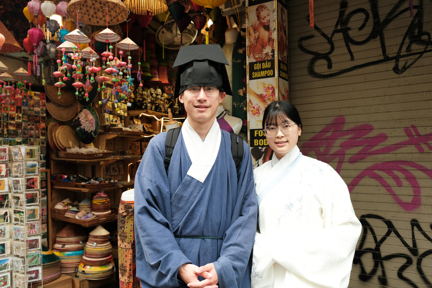 Hai bạn trẻ Trung Quốc lần đầu được ngắm nhìn những nam thanh, nữ tú Hà Thành mang xuân về phố phường Thủ đô tại sự kiện “Tết Việt - Tết Phố 2025”.