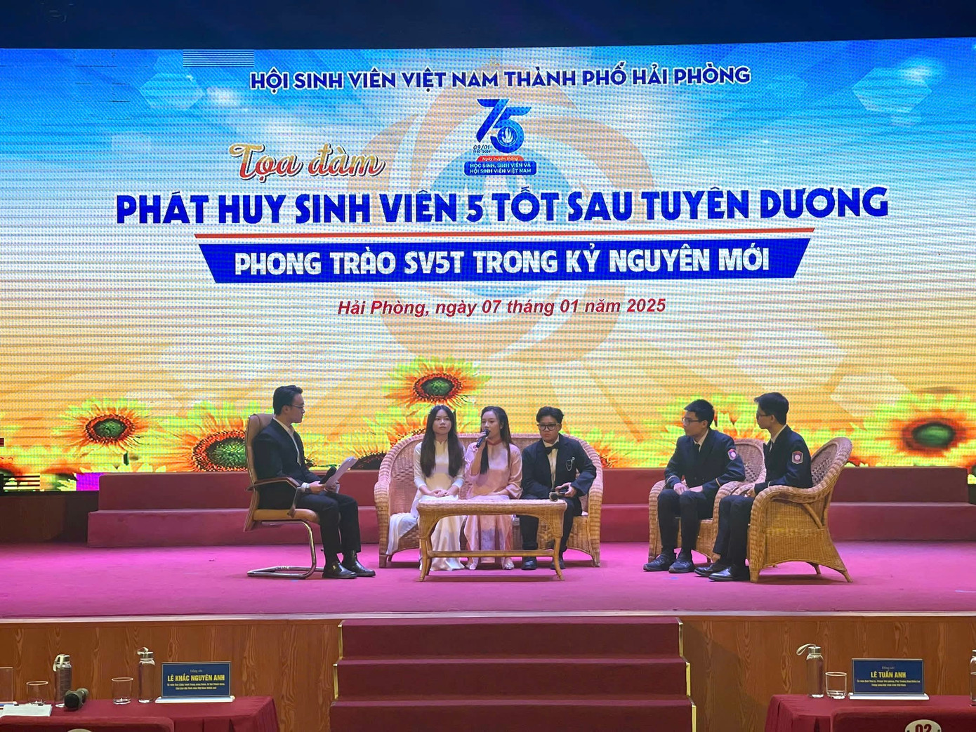 Khánh Huyền tham dự tọa đàm Sinh viên 5 tốt. Khánh Huyền tham dự tọa đàm Sinh viên 5 tốt.