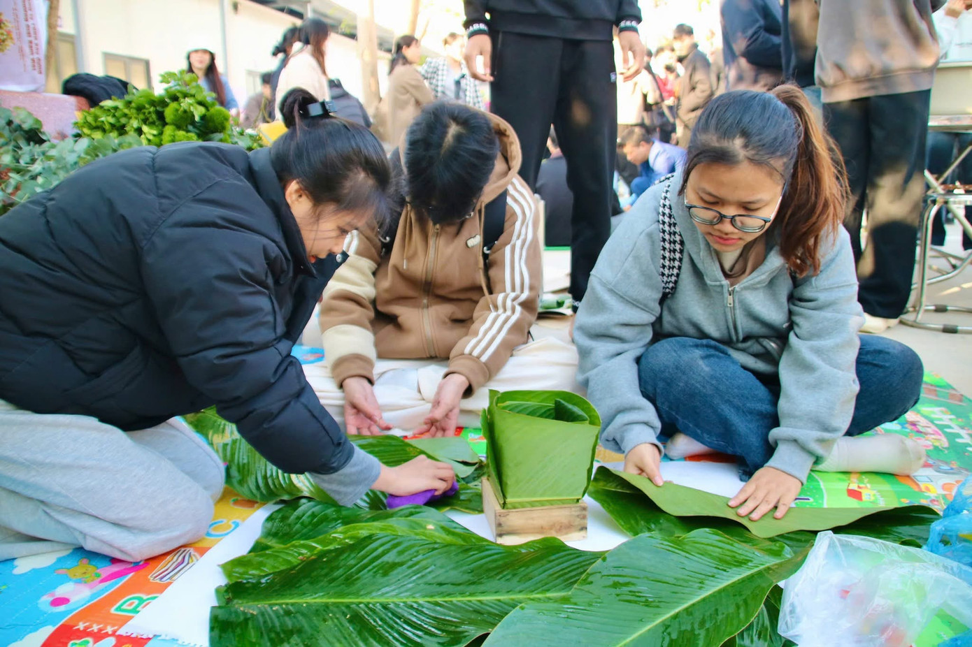 Sinh viên Trường Đại học Thành Đông tham gia Hội thi “Gói Bánh chưng - Trưng bày Mâm ngũ quả ngày Tết” năm 2025 (Nguồn: Trường Đại học Thành Đông). Sinh viên Trường Đại học Thành Đông tham gia Hội thi “Gói Bánh chưng - Trưng bày Mâm ngũ quả ngày Tết” năm 2025 (Nguồn: Trường Đại học Thành Đông).