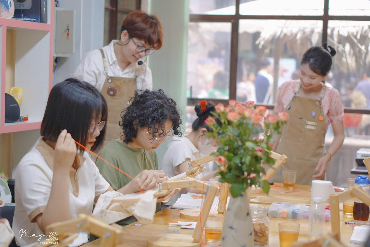 Với sự hỗ trợ chi tiết cùng dụng cụ được chuẩn bị sẵn, các bạn trẻ dễ dàng tiếp cận và làm quen với bộ môn thủ công đầy tính nghệ thuật này. Với sự hỗ trợ chi tiết cùng dụng cụ được chuẩn bị sẵn, các bạn trẻ dễ dàng tiếp cận và làm quen với bộ môn thủ công đầy tính nghệ thuật này.