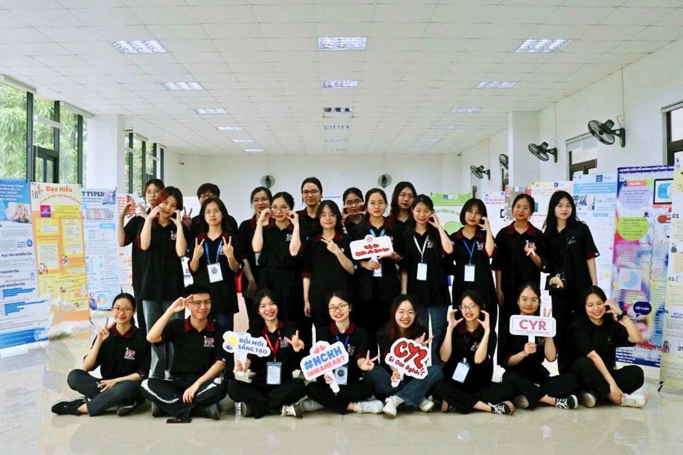 Trang Nhung bên Câu lạc bộ Sinh viên Nghiên cứu khoa học ULIS (CYR). Trang Nhung bên Câu lạc bộ Sinh viên Nghiên cứu khoa học ULIS (CYR).