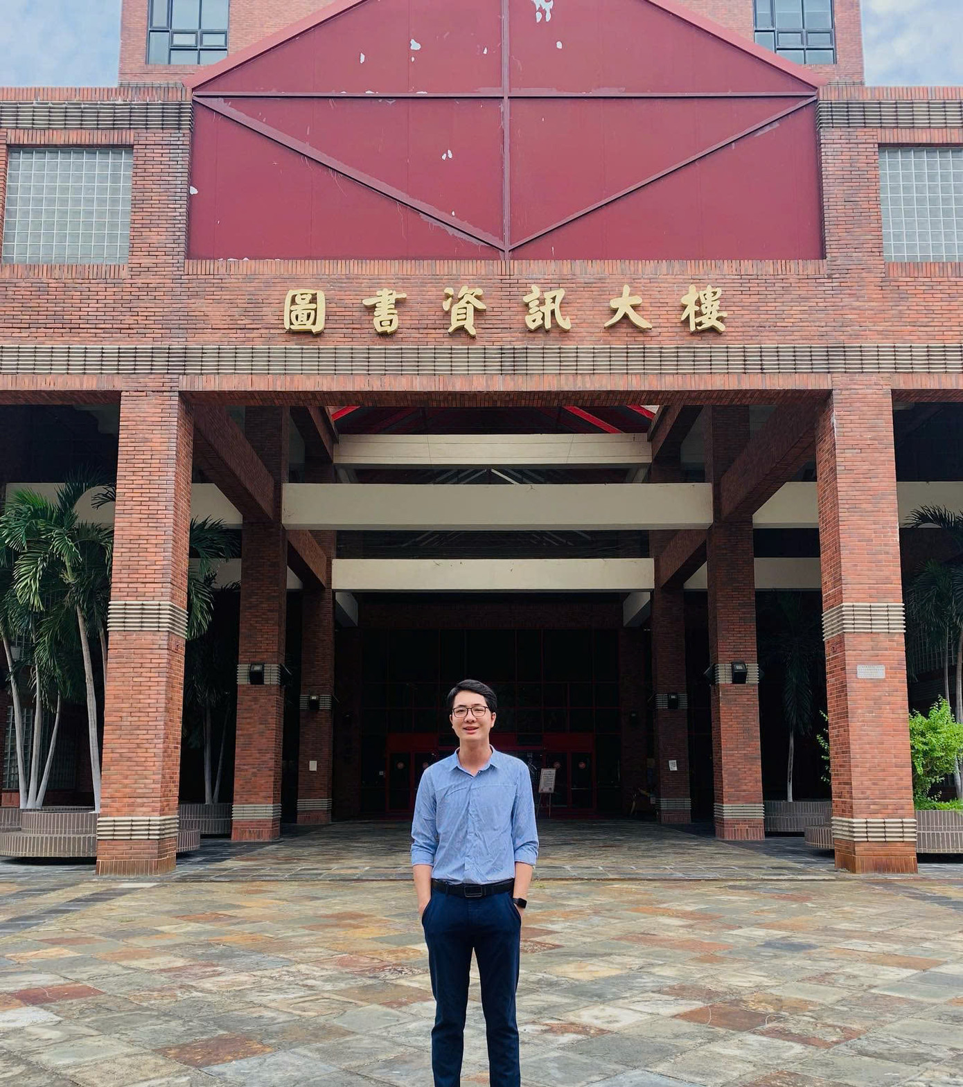 Anh chàng có thời gian công tác tại Trường Đại học Quốc gia Chung Cheng, Đài Loan. Anh chàng có thời gian công tác tại Trường Đại học Quốc gia Chung Cheng, Đài Loan.