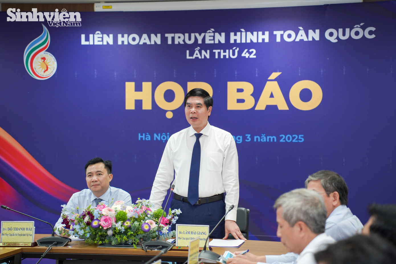 Phó trưởng Ban chỉ đạo Liên hoan Lâm Hải Giang chia sẻ: “Liên hoan Truyền hình toàn quốc lần thứ 42 nằm trong chuỗi các hoạt động, sự kiện kỷ niệm 50 năm Ngày giải phóng Bình Định. Đây là dịp để những người làm truyền hình gặp gỡ, trao đổi, đồng thời là cơ hội để tỉnh giới thiệu, quảng bá tiềm năng, thế mạnh của địa phương. Hiện tại mọi công tác chuẩn bị đã cơ bản hoàn tất và sẵn sàng cho một kỳ liên hoan thành công, tốt đẹp”. Phó trưởng Ban chỉ đạo Liên hoan Lâm Hải Giang chia sẻ: “Liên hoan Truyền hình toàn quốc lần thứ 42 nằm trong chuỗi các hoạt động, sự kiện kỷ niệm 50 năm Ngày giải phóng Bình Định. Đây là dịp để những người làm truyền hình gặp gỡ, trao đổi, đồng thời là cơ hội để tỉnh giới thiệu, quảng bá tiềm năng, thế mạnh của địa phương. Hiện tại mọi công tác chuẩn bị đã cơ bản hoàn tất và sẵn sàng cho một kỳ liên hoan thành công, tốt đẹp”.