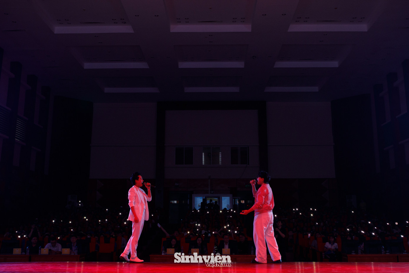 Hai ca sĩ với hai cá tính âm nhạc riêng biệt đã hòa quyện, tạo nên một "bữa tiệc" âm nhạc đa sắc màu, càng thêm phần "nóng" bởi sự cổ vũ cuồng nhiệt của hàng trăm khán giả.