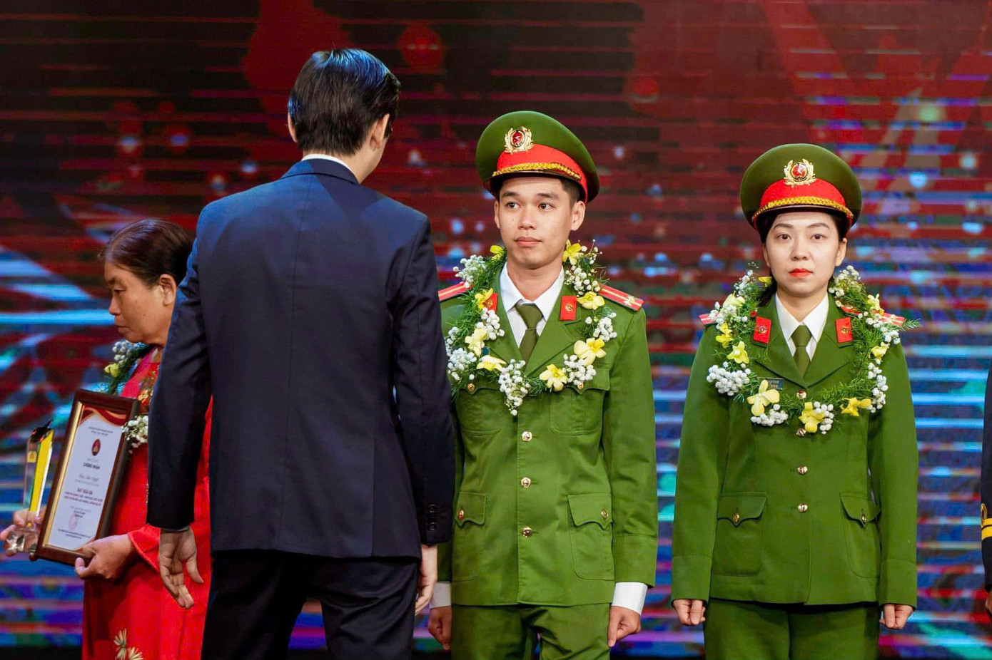 Theo anh Linh, hãy bước đi trên con đường học vấn bằng tất cả nỗ lực của mình, tương lai luôn rộng mở với những ai không ngừng cố gắng. Theo anh Linh, hãy bước đi trên con đường học vấn bằng tất cả nỗ lực của mình, tương lai luôn rộng mở với những ai không ngừng cố gắng.