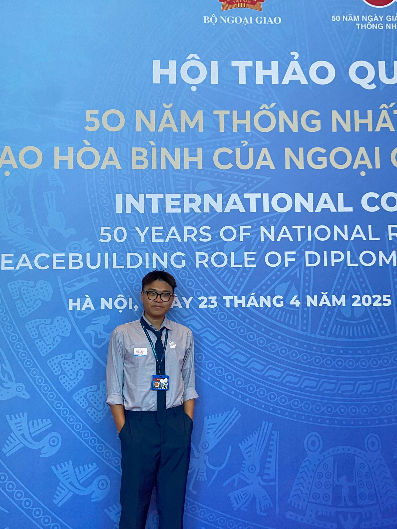 Minh Tuấn trong bộ đồng phục của Học viện Ngoại giao. Minh Tuấn trong bộ đồng phục của Học viện Ngoại giao.